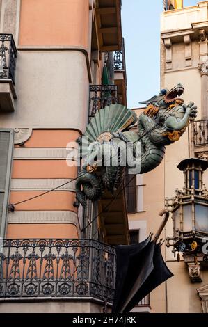 Gusseiserner chinesischer Drache mit einer chinesischen Laterne eines ehemaligen Dachschirmhändlers in der Rambla Street in Barcelona, Spanien. Stockfoto