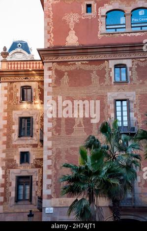 Sgraffito-Fassade la Casa de la Seda oder das Haus der Seide im gotischen Viertel von Barcelona, Spanien. Stockfoto