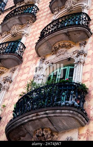 Wohngebäude Las Casas Ramos an der Plac de Lesseps in der Nähe des Park Güell in Barcelona, Spanien. Stockfoto