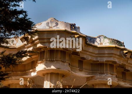 Serpentinenbank des Hypostyle-Zimmers im Gaudis Park Güell in Barcelona, Spanien. Stockfoto