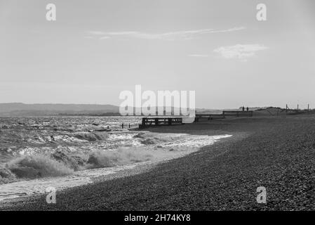 Wellen krachen am Strand von Rye Stockfoto