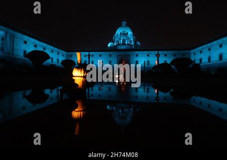 Neu-Delhi, Indien. 19th. November 2021. Der Nordblock ist mit blauem Licht beleuchtet, unter dem Motto „Eine bessere Zukunft für jedes Kind“ am Vorabend des Weltkindertages 2021 in Neu-Delhi. Das blau beleuchtete Denkmal für die Kinderrechte und die Auswirkungen von Covid-19 und des Klimawandels auf ihr Leben, Das UNICEF sagte. Der Weltkindertag wurde 1945 als Weltkindertag gegründet und jedes Jahr am 20th. November gefeiert, um das internationale miteinander, das Bewusstsein der Kinder weltweit und die Verbesserung des Wohlergehens der Kinder zu fördern. Kredit: SOPA Images Limited/Alamy Live Ne Stockfoto