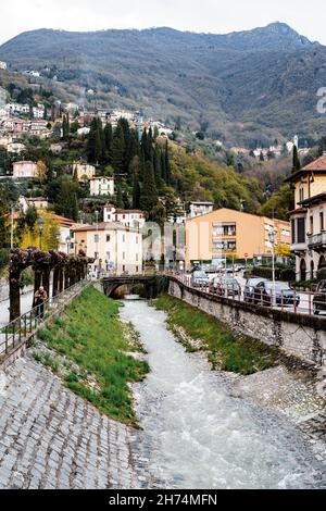 Gepflasterter Kanal zwischen den Straßen von Varenna. Como, Italien Stockfoto