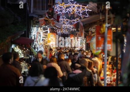 Neapel, Italien. 19th. November 2021. Touristenmassen, fast alle mit Schutzmasken, in der San Gregorio Armeno Straße, in der Stadt Neapel, Süditalien. Kredit: Unabhängige Fotoagentur/Alamy Live Nachrichten Stockfoto