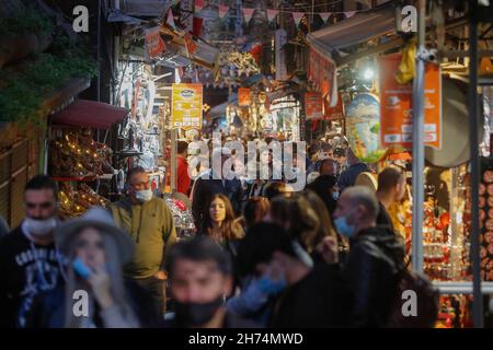 Neapel, Italien. 19th. November 2021. Touristenmassen, fast alle mit Schutzmasken, in der San Gregorio Armeno Straße, in der Stadt Neapel, Süditalien. Kredit: Unabhängige Fotoagentur/Alamy Live Nachrichten Stockfoto