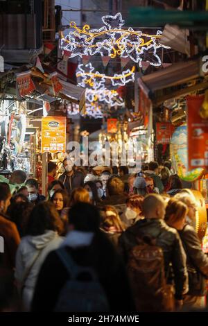 Neapel, Italien. 19th. November 2021. Touristenmassen, fast alle mit Schutzmasken, in der San Gregorio Armeno Straße, in der Stadt Neapel, Süditalien. Kredit: Unabhängige Fotoagentur/Alamy Live Nachrichten Stockfoto