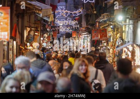 Neapel, Italien. 19th. November 2021. Touristenmassen, fast alle mit Schutzmasken, in der San Gregorio Armeno Straße, in der Stadt Neapel, Süditalien. Kredit: Unabhängige Fotoagentur/Alamy Live Nachrichten Stockfoto