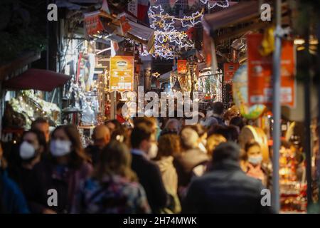 Neapel, Italien. 19th. November 2021. Touristenmassen, fast alle mit Schutzmasken, in der San Gregorio Armeno Straße, in der Stadt Neapel, Süditalien. Kredit: Unabhängige Fotoagentur/Alamy Live Nachrichten Stockfoto