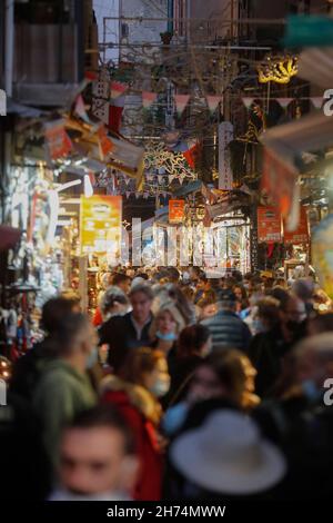 Neapel, Italien. 19th. November 2021. Touristenmassen, fast alle mit Schutzmasken, in der San Gregorio Armeno Straße, in der Stadt Neapel, Süditalien. Kredit: Unabhängige Fotoagentur/Alamy Live Nachrichten Stockfoto