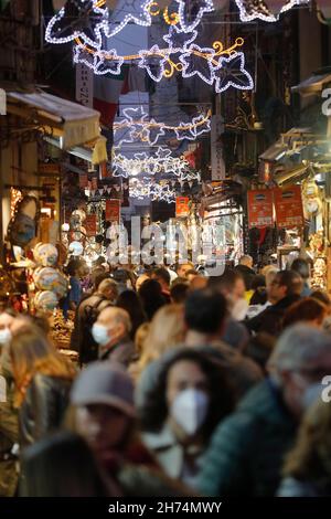 Neapel, Italien. 19th. November 2021. Touristenmassen, fast alle mit Schutzmasken, in der San Gregorio Armeno Straße, in der Stadt Neapel, Süditalien. Kredit: Unabhängige Fotoagentur/Alamy Live Nachrichten Stockfoto