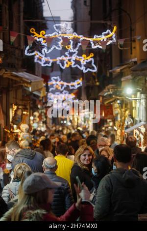 Neapel, Italien. 19th. November 2021. Touristenmassen, fast alle mit Schutzmasken, in der San Gregorio Armeno Straße, in der Stadt Neapel, Süditalien. Kredit: Unabhängige Fotoagentur/Alamy Live Nachrichten Stockfoto