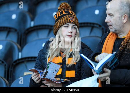 Hull, Großbritannien. 20th. November 2021. Ein Unterstützer von Hull City liest das Spieltagsprogramm vor dem Spiel in Hull, Vereinigtes Königreich am 11/20/2021. (Foto von James Heaton/News Images/Sipa USA) Quelle: SIPA USA/Alamy Live News Stockfoto