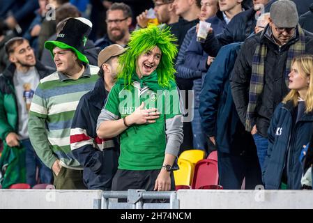 London, Großbritannien. 19th. November 2021. London Irish Anhänger am Ende ihrer Teams 29-20 gewinnen am 19. November 2021 im Gallagher Premiership Rugby-Spiel zwischen London Irish und Saracens im Brentford Community Stadium, London, England. Foto von Phil Hutchinson. Nur zur redaktionellen Verwendung, Lizenz für kommerzielle Nutzung erforderlich. Keine Verwendung bei Wetten, Spielen oder Veröffentlichungen einzelner Clubs/Vereine/Spieler. Kredit: UK Sports Pics Ltd/Alamy Live Nachrichten Stockfoto