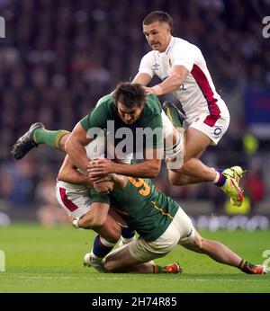 Der englische Marcus Smith wird vom südafrikanischen Cobus Reinach (rechts) und Eben Etzebeth während des Autumn International-Spiels im Twickenham Stadium, London, angegangen. Bilddatum: Samstag, 20. November 2021. Stockfoto