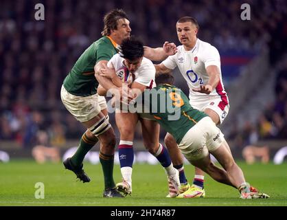 Der englische Marcus Smith wird von den Südafrikanern Cobus Reinach und Eben Etzebeth (links) während des Autumn International-Spiels im Twickenham Stadium, London, angegangen. Bilddatum: Samstag, 20. November 2021. Stockfoto