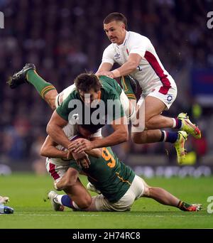 Der englische Marcus Smith wird vom südafrikanischen Cobus Reinach (rechts) und Eben Etzebeth während des Autumn International-Spiels im Twickenham Stadium, London, angegangen. Bilddatum: Samstag, 20. November 2021. Stockfoto