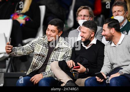 18. November 2021, Bayern, München: Basketball: Euroleague, FC Bayern München - Panathinaikos Athen, Main Round, Matchday 11 im Audi Dome. Die ehemaligen Profifußballer Giovane Elber (l.) und Claudio Pizarro (r.) sitzen auf der Tribüne. Bayern gewinnt 81:78. Foto: Tobias Hase/dpa Stockfoto