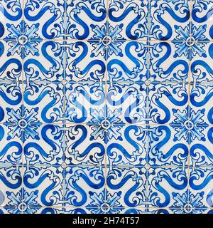 Fragment der Gebäudewand mit bunten keramischen Wandfliesen. Abstrakt dekorativer Hintergrund. Azulejos, traditionelle, reich verzierte portugiesische Architektur.
