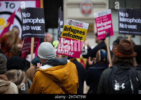 London, Großbritannien. 20th. November 2021. „Stand Up to Racism“-Aktivisten protestieren zur Unterstützung der Flüchtlinge an der Grenze zwischen Weißrussland und Polen vor der polnischen Botschaft in London. (Bild: © Tayfun Salci/ZUMA Press Wire) Bild: ZUMA Press, Inc./Alamy Live News Stockfoto