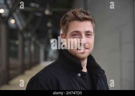 Köln, Deutschland. 19th. November 2021. Der Schauspieler Dominik Flade (Rolle Yannick Ziegler) ist in der RTL-Serie alles was zählt vor der Kamera. Quelle: Horst Galuschka/dpa/Alamy Live News Stockfoto