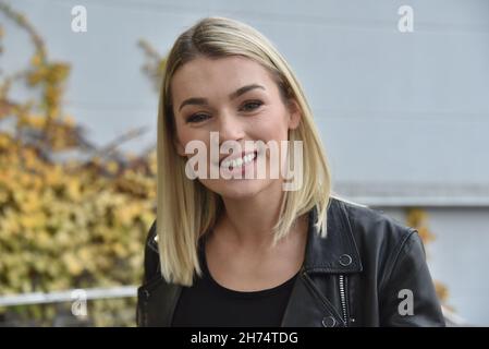 Köln, Deutschland. 19th. November 2021. Die Schauspielerin Anna Karolin Berger ( Rolle Olivia Albrecht ) steht in der RTL-Serie alles was zählt vor der Kamera und ist ab Januar 2022 zu sehen. Quelle: Horst Galuschka/dpa/Alamy Live News Stockfoto