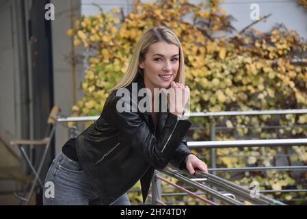 Köln, Deutschland. 19th. November 2021. Die Schauspielerin Anna Karolin Berger ( Rolle Olivia Albrecht ) steht in der RTL-Serie alles was zählt vor der Kamera und ist ab Januar 2022 zu sehen. Quelle: Horst Galuschka/dpa/Alamy Live News Stockfoto