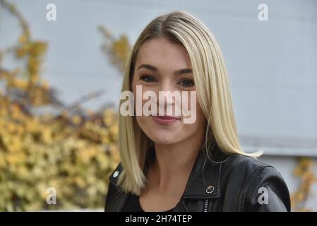 Köln, Deutschland. 19th. November 2021. Die Schauspielerin Anna Karolin Berger ( Rolle Olivia Albrecht ) steht in der RTL-Serie alles was zählt vor der Kamera und ist ab Januar 2022 zu sehen. Quelle: Horst Galuschka/dpa/Alamy Live News Stockfoto
