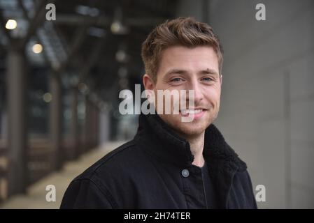 Köln, Deutschland. 19th. November 2021. Der Schauspieler Dominik Flade (Rolle Yannick Ziegler) ist in der RTL-Serie alles was zählt vor der Kamera. Quelle: Horst Galuschka/dpa/Alamy Live News Stockfoto