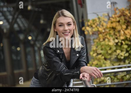 Köln, Deutschland. 19th. November 2021. Die Schauspielerin Anna Karolin Berger ( Rolle Olivia Albrecht ) steht in der RTL-Serie alles was zählt vor der Kamera und ist ab Januar 2022 zu sehen. Quelle: Horst Galuschka/dpa/Alamy Live News Stockfoto
