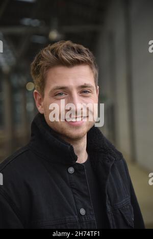 Köln, Deutschland. 19th. November 2021. Der Schauspieler Dominik Flade (Rolle Yannick Ziegler) ist in der RTL-Serie alles was zählt vor der Kamera. Quelle: Horst Galuschka/dpa/Alamy Live News Stockfoto