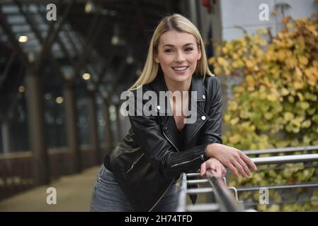 Köln, Deutschland. 19th. November 2021. Die Schauspielerin Anna Karolin Berger ( Rolle Olivia Albrecht ) steht in der RTL-Serie alles was zählt vor der Kamera und ist ab Januar 2022 zu sehen. Quelle: Horst Galuschka/dpa/Alamy Live News Stockfoto