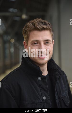 Köln, Deutschland. 19th. November 2021. Der Schauspieler Dominik Flade (Rolle Yannick Ziegler) ist in der RTL-Serie alles was zählt vor der Kamera. Quelle: Horst Galuschka/dpa/Alamy Live News Stockfoto