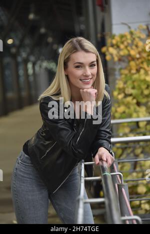 Köln, Deutschland. 19th. November 2021. Die Schauspielerin Anna Karolin Berger ( Rolle Olivia Albrecht ) steht in der RTL-Serie alles was zählt vor der Kamera und ist ab Januar 2022 zu sehen. Quelle: Horst Galuschka/dpa/Alamy Live News Stockfoto