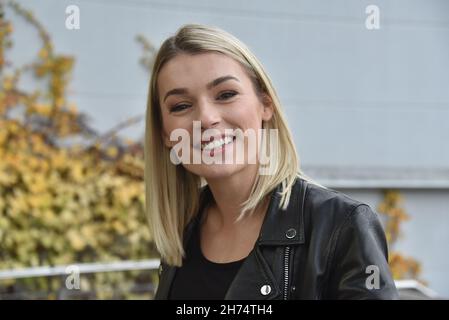 Köln, Deutschland. 19th. November 2021. Die Schauspielerin Anna Karolin Berger ( Rolle Olivia Albrecht ) steht in der RTL-Serie alles was zählt vor der Kamera und ist ab Januar 2022 zu sehen. Quelle: Horst Galuschka/dpa/Alamy Live News Stockfoto