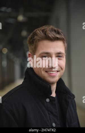 Köln, Deutschland. 19th. November 2021. Der Schauspieler Dominik Flade (Rolle Yannick Ziegler) ist in der RTL-Serie alles was zählt vor der Kamera. Quelle: Horst Galuschka/dpa/Alamy Live News Stockfoto