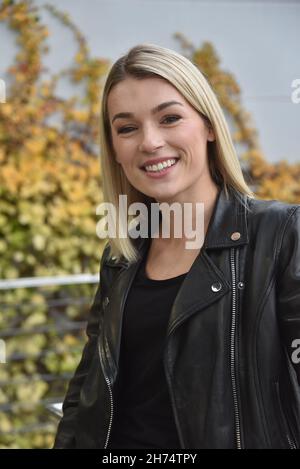 Köln, Deutschland. 19th. November 2021. Die Schauspielerin Anna Karolin Berger ( Rolle Olivia Albrecht ) steht in der RTL-Serie alles was zählt vor der Kamera und ist ab Januar 2022 zu sehen. Quelle: Horst Galuschka/dpa/Alamy Live News Stockfoto