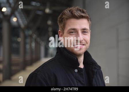 Köln, Deutschland. 19th. November 2021. Der Schauspieler Dominik Flade (Rolle Yannick Ziegler) ist in der RTL-Serie alles was zählt vor der Kamera. Quelle: Horst Galuschka/dpa/Alamy Live News Stockfoto