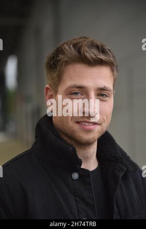 Köln, Deutschland. 19th. November 2021. Der Schauspieler Dominik Flade (Rolle Yannick Ziegler) ist in der RTL-Serie alles was zählt vor der Kamera. Quelle: Horst Galuschka/dpa/Alamy Live News Stockfoto