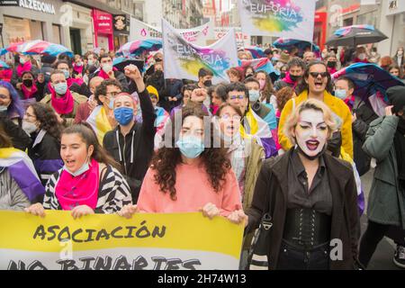 Die lgtbiq-Gemeinschaft demonstriert gegen Diskriminierung: Mobbing an der Schule und Ablehnung bei Jobs oder auf der Suche nach einem Zuhause. Unterdrückung, die unerträgliche Ausmass erreicht und noch schrecklicher gegen Transgender ist die lgtbiq-Bewegung beschuldigt den Diskurs und die Politik der Volkspartei und der rechtsextremen Partei Vox mit einem macho-, rassistischen, homophoben und transphobischen Diskurs, ihrem Francoismus und ihrem Hass gegen die kämpferische Linke, Die lgtbiq-Bewegung weist darauf hin, dass die von Isabel Díaz Ayuso geführte Gemeinschaft von Madrid ein klares Beispiel ist. Das Recht auf Abtreibung in p Stockfoto