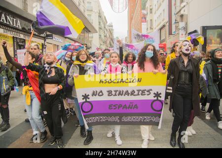 Die lgtbiq-Gemeinschaft demonstriert gegen Diskriminierung: Mobbing an der Schule und Ablehnung bei Jobs oder auf der Suche nach einem Zuhause. Unterdrückung, die unerträgliche Ausmass erreicht und noch schrecklicher gegen Transgender ist die lgtbiq-Bewegung beschuldigt den Diskurs und die Politik der Volkspartei und der rechtsextremen Partei Vox mit einem macho-, rassistischen, homophoben und transphobischen Diskurs, ihrem Francoismus und ihrem Hass gegen die kämpferische Linke, Die lgtbiq-Bewegung weist darauf hin, dass die von Isabel Díaz Ayuso geführte Gemeinschaft von Madrid ein klares Beispiel ist. Das Recht auf Abtreibung in p Stockfoto