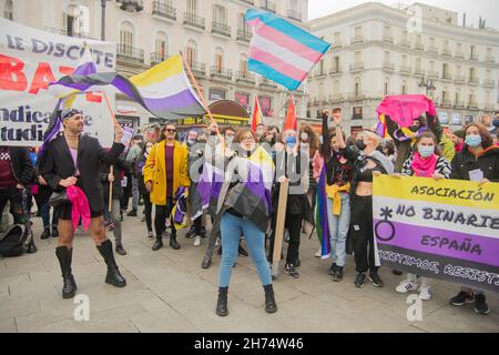 Die lgtbiq-Gemeinschaft demonstriert gegen Diskriminierung: Mobbing an der Schule und Ablehnung bei Jobs oder auf der Suche nach einem Zuhause. Unterdrückung, die unerträgliche Ausmass erreicht und noch schrecklicher gegen Transgender ist die lgtbiq-Bewegung beschuldigt den Diskurs und die Politik der Volkspartei und der rechtsextremen Partei Vox mit einem macho-, rassistischen, homophoben und transphobischen Diskurs, ihrem Francoismus und ihrem Hass gegen die kämpferische Linke, Die lgtbiq-Bewegung weist darauf hin, dass die von Isabel Díaz Ayuso geführte Gemeinschaft von Madrid ein klares Beispiel ist. Das Recht auf Abtreibung in p Stockfoto