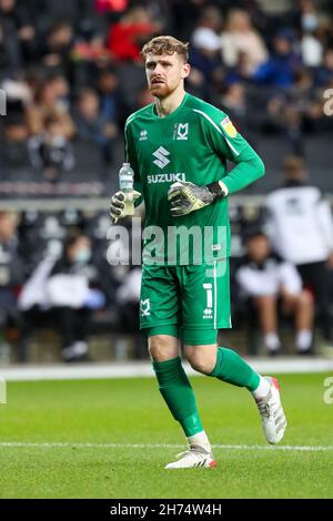 MILTON KEYNES, GBR. NOV 20th Andy Fisher, Torwart von Milton Keynes Dons, während der ersten Hälfte des Sky Bet League 1-Spiels zwischen MK Dons und Burton Albion im Stadium MK, Milton Keynes am Samstag, den 20th. November 2021. (Kredit: John Cripps | MI Nachrichten) Kredit: MI Nachrichten & Sport /Alamy Live Nachrichten Stockfoto