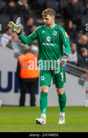 MILTON KEYNES, GBR. NOV 20th Andy Fisher, Torwart von Milton Keynes Dons, während der ersten Hälfte des Sky Bet League 1-Spiels zwischen MK Dons und Burton Albion im Stadium MK, Milton Keynes am Samstag, den 20th. November 2021. (Kredit: John Cripps | MI Nachrichten) Kredit: MI Nachrichten & Sport /Alamy Live Nachrichten Stockfoto