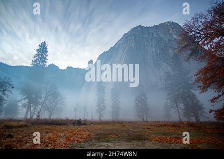 In der Herbstsaison ziehen sich am frühen Morgen dichte Wolken durch das Yosemite Valley Stockfoto