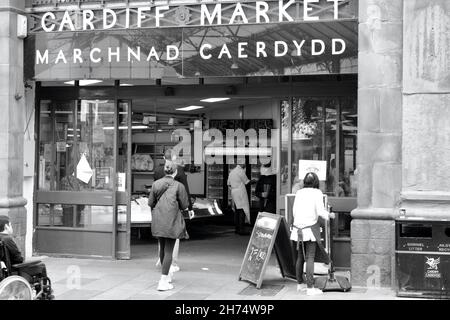 Cardiff, Wales, 30 2021. August: Eingang zum Cardiff Indoor Market aus Glas und Schmiedeeisen. Der Cardiff Central Market stammt aus der viktorianischen Zeit Stockfoto