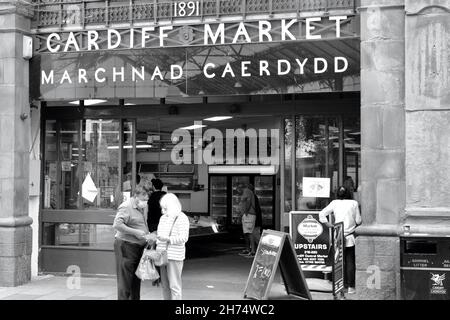 Cardiff, Wales, 30 2021. August: Eingang zum Cardiff Indoor Market aus Glas und Schmiedeeisen. Der Cardiff Central Market stammt aus der viktorianischen Zeit Stockfoto
