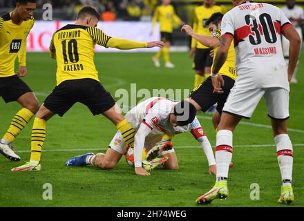 Dortmund, Deutschland. 20th. November 2021. Fußball, Bundesliga, Borussia Dortmund - VfB Stuttgart, Matchday 12, Signal Iduna Park: Dortmunds Stürmer Thorgan Hazard (l) und Dortmunds Verteidiger Raphael Guerreiro (2.f.r) versuchen, unter einem Stuttgarter Spieler an den Ball zu kommen. WICHTIGER HINWEIS: Gemäß den Bestimmungen der DFL Deutsche Fußball Liga und des DFB Deutscher Fußball-Bund ist es untersagt, im Stadion und/oder vom Spiel aufgenommene Fotos in Form von Sequenzbildern und/oder videoähnlichen Fotoserien zu verwenden oder zu verwenden. Quelle: Bernd Thissen/dpa/Alamy Live News Quelle: dpa pict Stockfoto