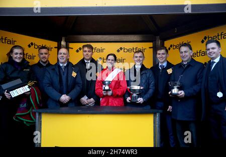 Der Jockey Rachael Blackmore (Mitte), Trainer Henry de Bromhead (zweiter rechts) und die siegreichen Verbindungen feiern, nachdem ein Plus Tard die Betfair Chase während des Betfair Chase Day auf der Haydock Park Racecourse gewonnen hat. Bilddatum: Samstag, 20. November 2021. Stockfoto