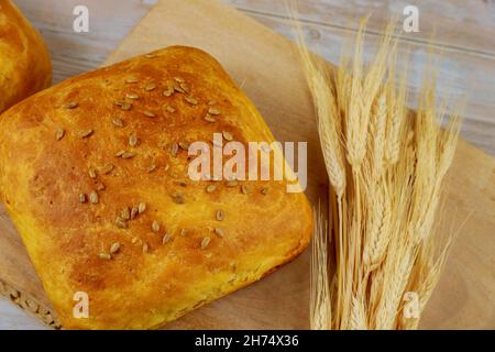 Vollkornbrot mit Ähren aus Weizen. Thanksgiving Hintergrund Stockfoto