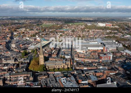 Luftaufnahme des Stadtzentrums von Wakefield und der Kathedrale mit Blick nach Norden in Richtung Leeds. Wakefield West Yorkshire Vereinigtes Königreich Stockfoto